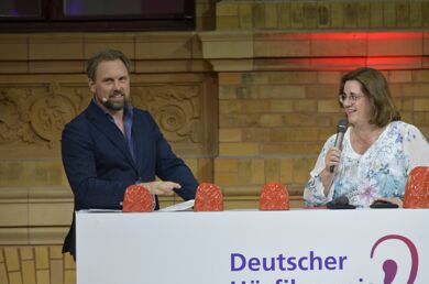 Moderator Steven Gätjen und Parlamentarische Staatssekretärin Kerstin Griese