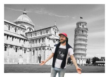 Crucchi Gang Fotomontage Francesco Wilking in T-Shirt, Jeans und Basecap vor Schwarzweiß-Foto vom Schiefen Turm von Pisa